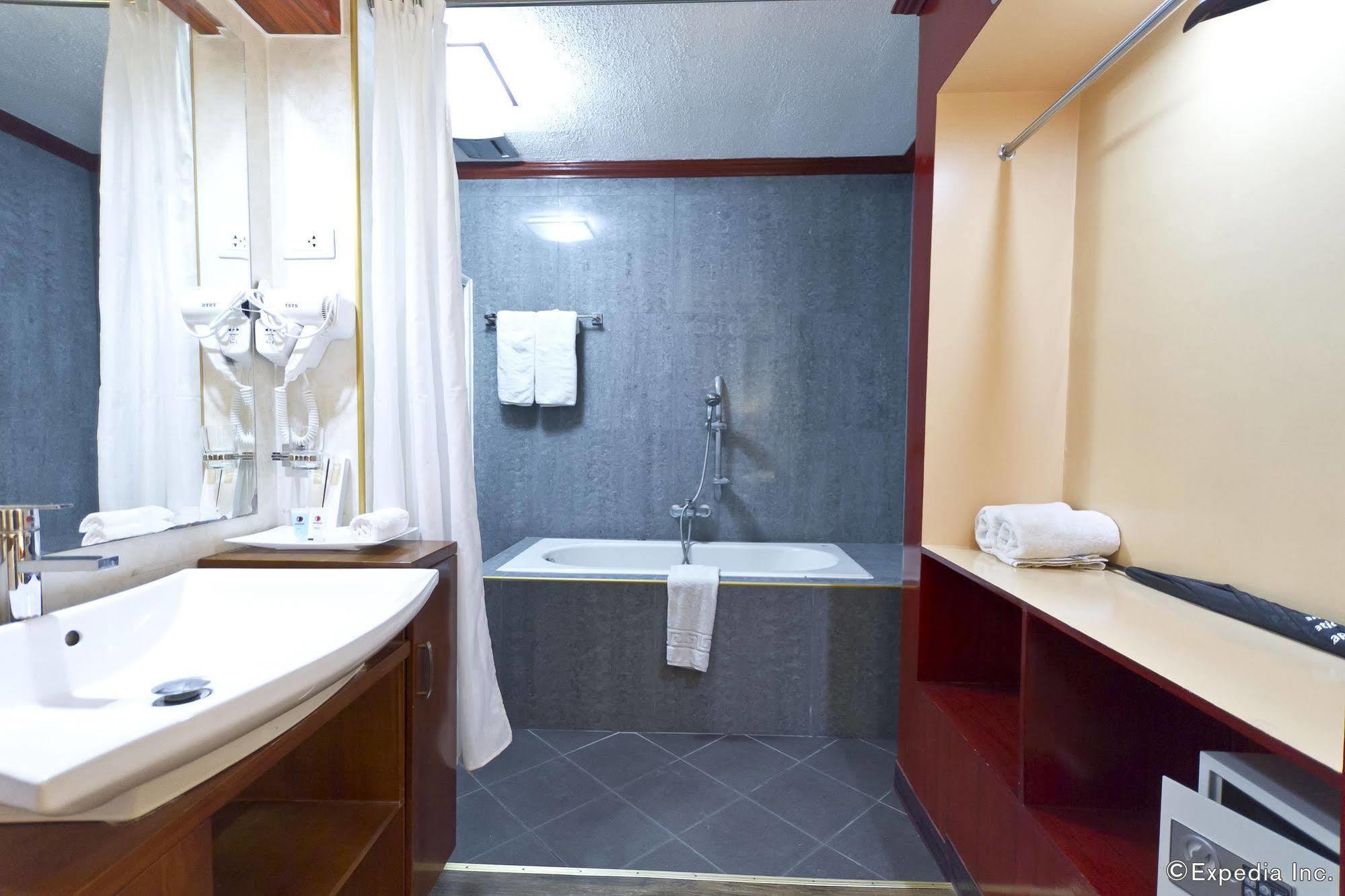 Dulcinea Hotel And Suites Lapu-Lapu City Exterior foto