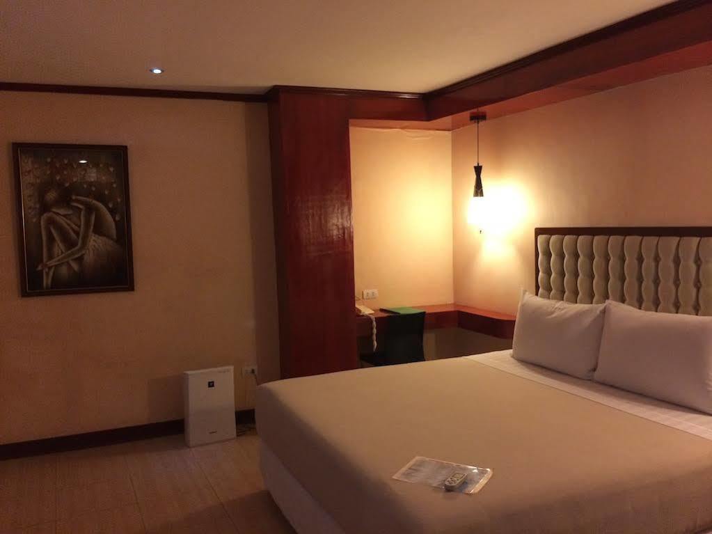 Dulcinea Hotel And Suites Lapu-Lapu City Exterior foto